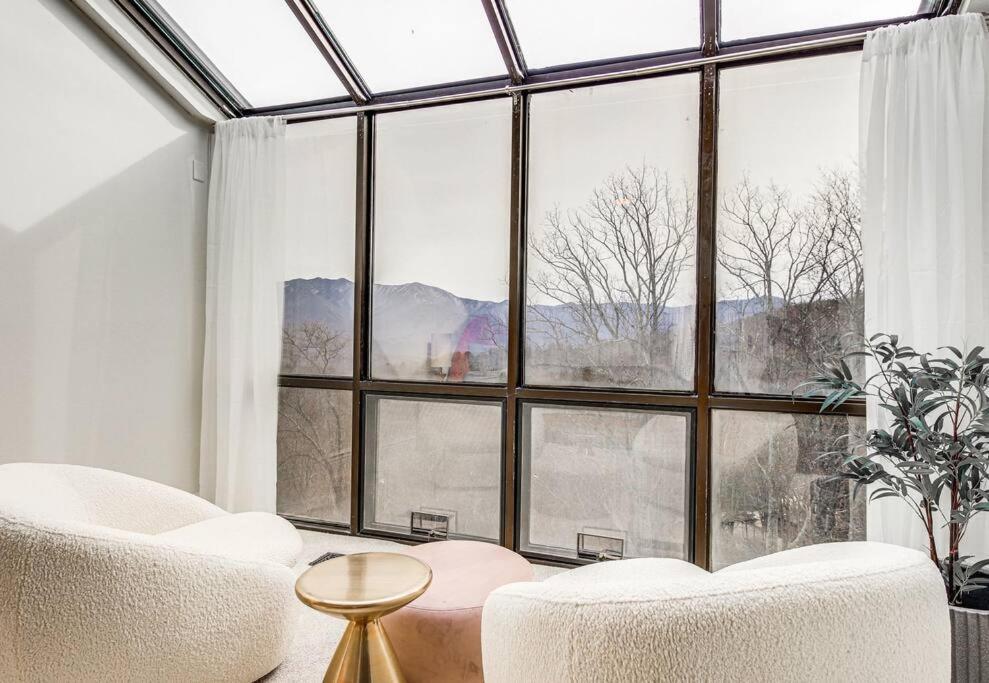 Lux Retro Getaway W/ Ober & Smoky Mtn Views! Villa แกตลิงเบิร์ก ภายนอก รูปภาพ
