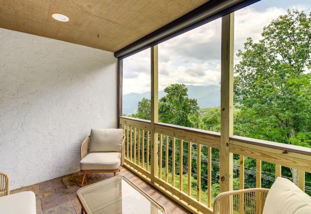 Lux Retro Getaway W/ Ober & Smoky Mtn Views! Villa แกตลิงเบิร์ก ภายนอก รูปภาพ