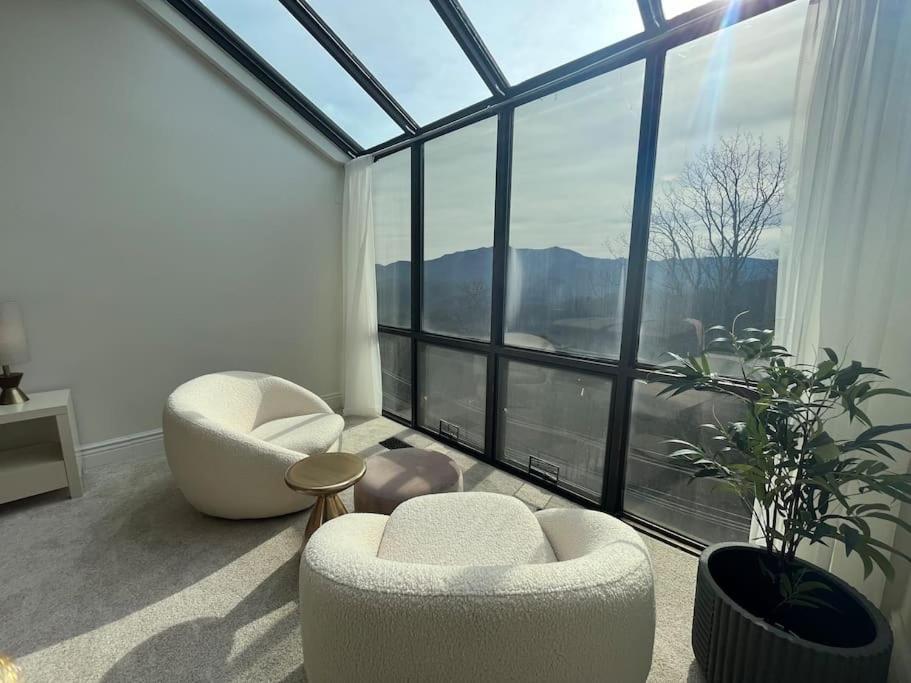 Lux Retro Getaway W/ Ober & Smoky Mtn Views! Villa แกตลิงเบิร์ก ภายนอก รูปภาพ