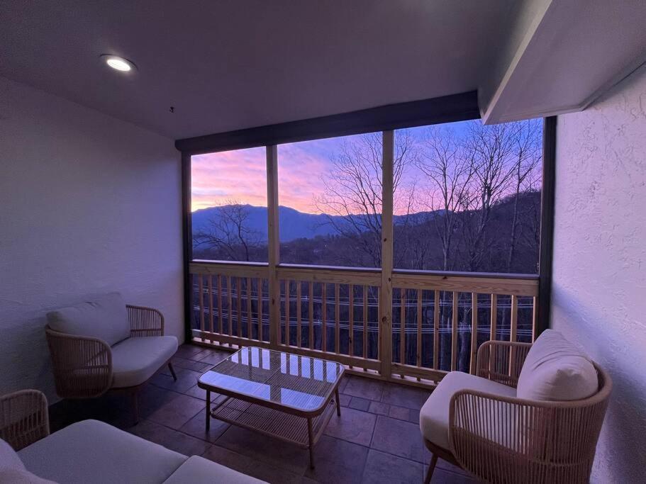 Lux Retro Getaway W/ Ober & Smoky Mtn Views! Villa แกตลิงเบิร์ก ภายนอก รูปภาพ