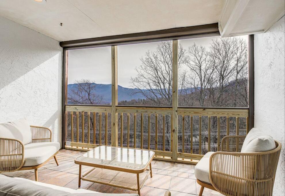 Lux Retro Getaway W/ Ober & Smoky Mtn Views! Villa แกตลิงเบิร์ก ภายนอก รูปภาพ